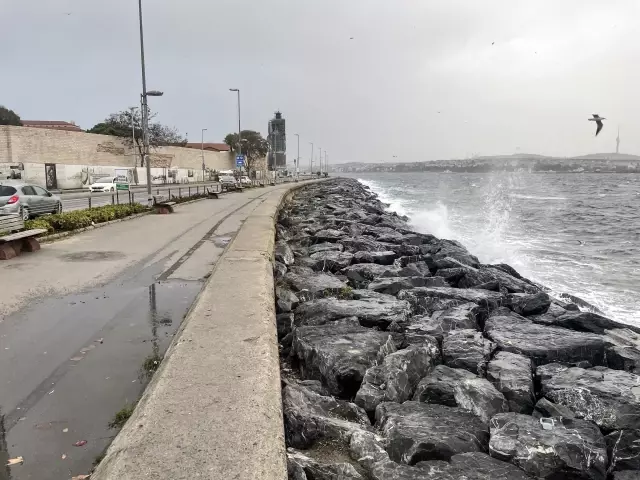 Tam fırtına etkili oluyor - Çamlıca Tepesi'nde Türk bayrağı koptu