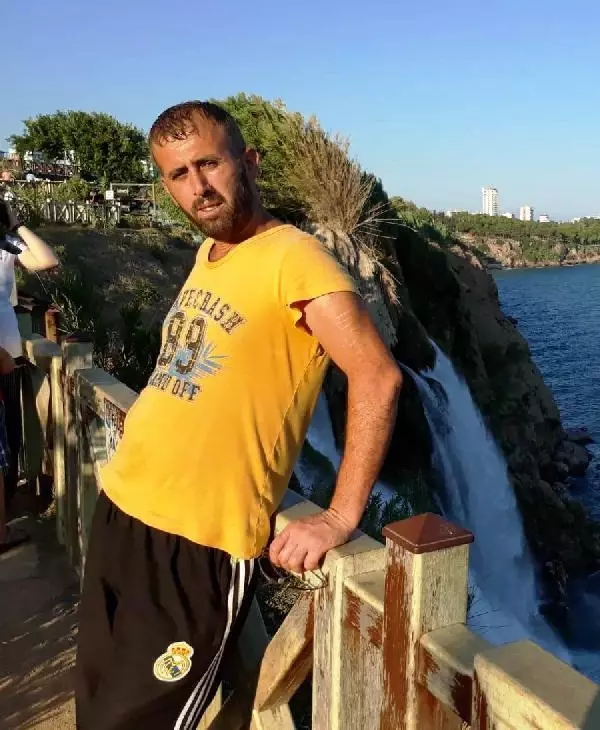 KAZADA HAYATINI KAYBEDEN KARDEŞİNİN CENAZESİNİ ALIRKEN YERE YIĞILDI