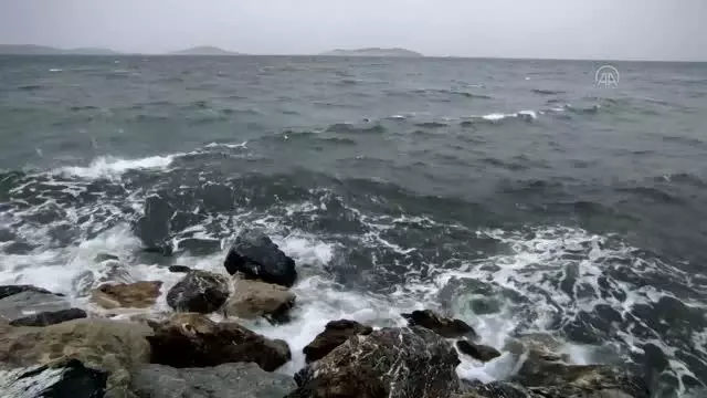 Tam fırtına etkili oluyor - Çamlıca Tepesi'nde Türk bayrağı koptu