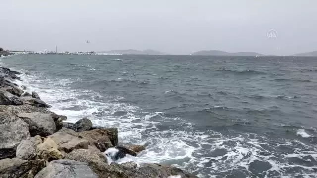 Tam fırtına etkili oluyor - Çamlıca Tepesi'nde Türk bayrağı koptu