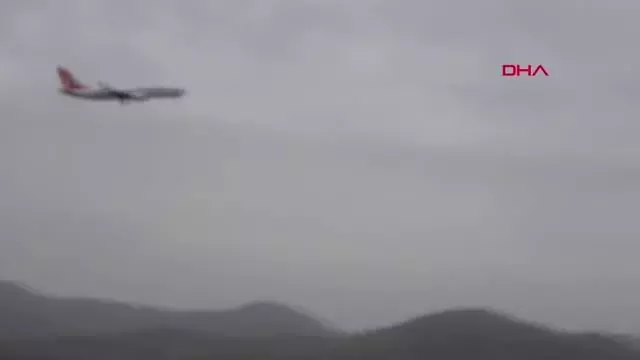 KUVVETLİ RÜZGAR NEDENİYLE UÇAK PİSTE İNEMEDİ