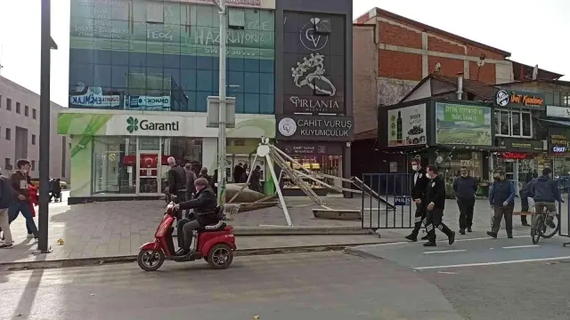 Kuvvetli rüzgar tenteyi kentin en kalabalık caddesini uçurdu
