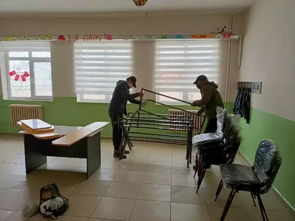 LİSELİLER, YAPTIKLARI KÜTÜPHANELERİ KARLI YOLLARI AŞARAK KÖY OKULLARINA KURDULAR