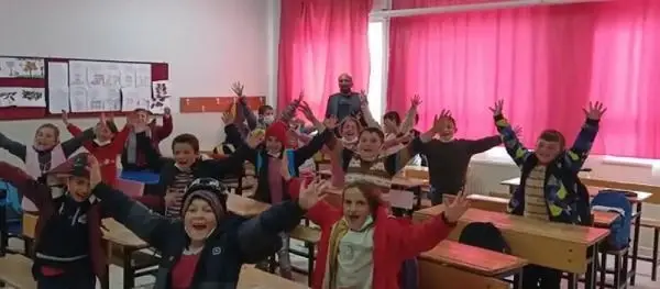 LİSELİLER, YAPTIKLARI KÜTÜPHANELERİ KARLI YOLLARI AŞARAK KÖY OKULLARINA KURDULAR