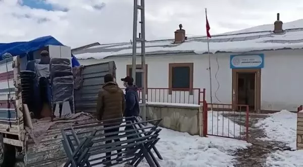 LİSELİLER, YAPTIKLARI KÜTÜPHANELERİ KARLI YOLLARI AŞARAK KÖY OKULLARINA KURDULAR