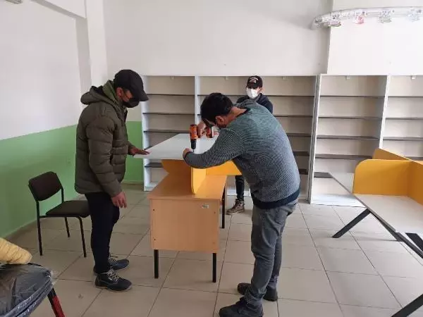 LİSELİLER, YAPTIKLARI KÜTÜPHANELERİ KARLI YOLLARI AŞARAK KÖY OKULLARINA KURDULAR