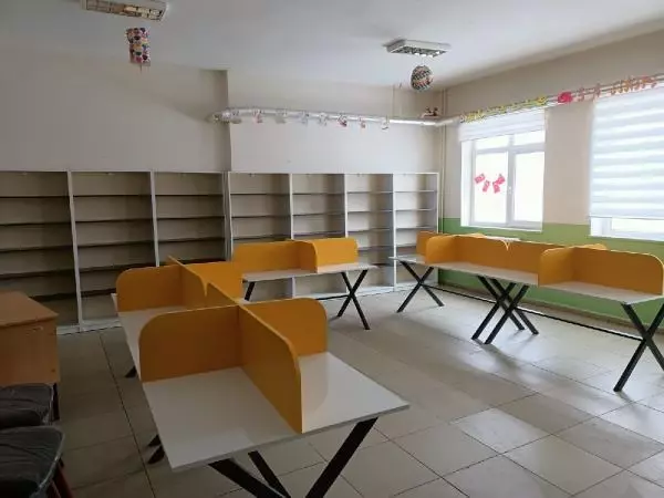 LİSELİLER, YAPTIKLARI KÜTÜPHANELERİ KARLI YOLLARI AŞARAK KÖY OKULLARINA KURDULAR