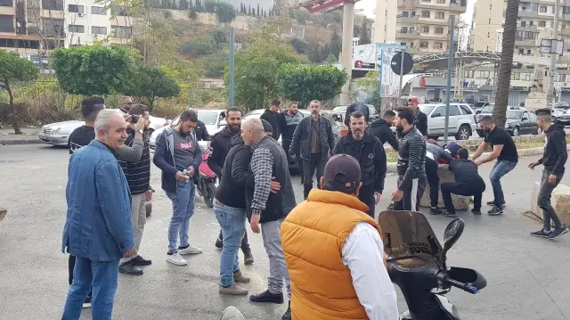 Lübnan'da ekonomik krizi ve elektrik kesintilerini protesto eden halk yolları kapattı
