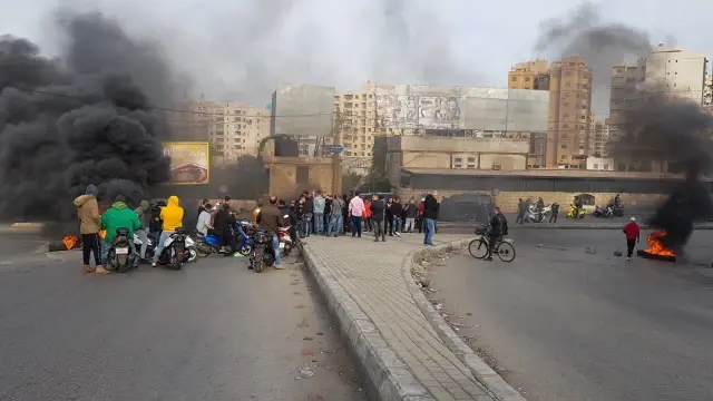 Lübnan'da ekonomik krizi ve elektrik kesintilerini protesto eden halk yolları kapattı