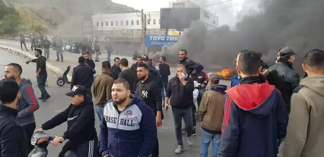 Lübnan'da ekonomik krizi ve elektrik kesintilerini protesto eden halk yolları kapattı