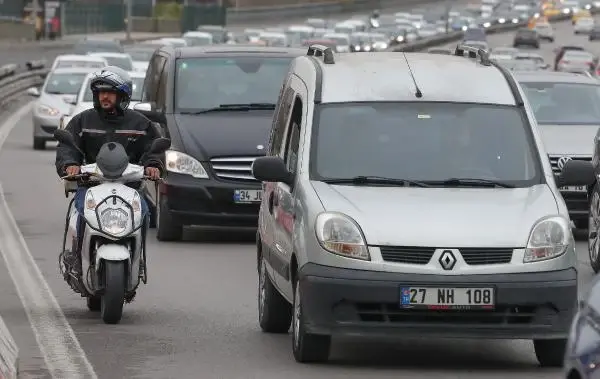 MOTOSİKLETLİLERİN KÖPRÜLERDE ZOR ANLARI