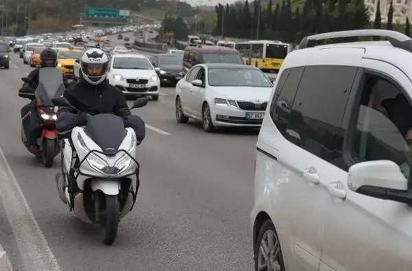 MOTOSİKLETLİLERİN KÖPRÜLERDE ZOR ANLARI
