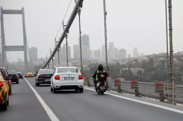MOTOSİKLETLİLERİN KÖPRÜLERDE ZOR ANLARI