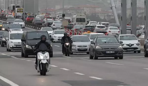 MOTOSİKLETLİLERİN KÖPRÜLERDE ZOR ANLARI