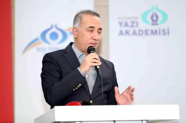 Sultangazi Yazı Akademisi'nin Genç Edebiyatçıları sertifikalarını aldı