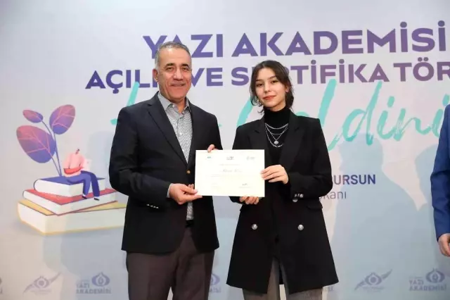 Sultangazi Yazı Akademisi'nin Genç Edebiyatçıları sertifikalarını aldı