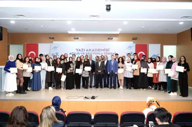 Sultangazi Yazı Akademisi'nin Genç Edebiyatçıları sertifikalarını aldı