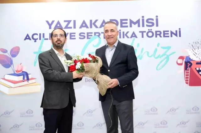 Sultangazi Yazı Akademisi'nin Genç Edebiyatçıları sertifikalarını aldı