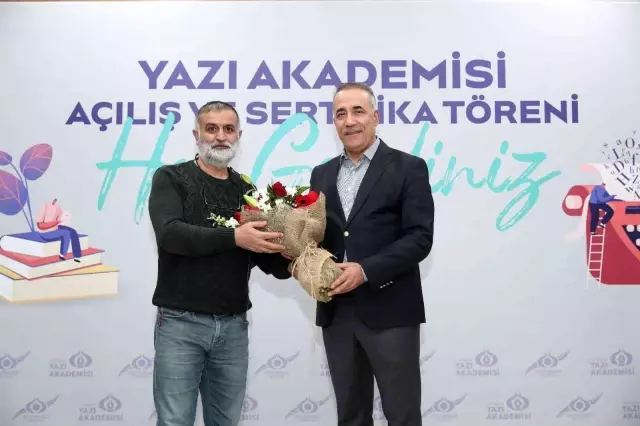 Sultangazi Yazı Akademisi'nin Genç Edebiyatçıları sertifikalarını aldı