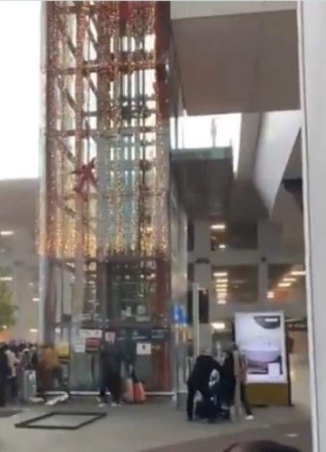 Uçakların inemediği İstanbul Havalimanı'nda fırtınanın şiddetini gösteren görüntü! İnsanlar uçmamak için etrafa tutuldu