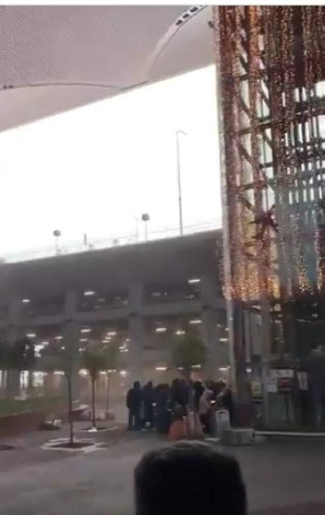 Uçakların inemediği İstanbul Havalimanı'nda fırtınanın şiddetini gösteren görüntü! İnsanlar uçmamak için etrafa tutuldu
