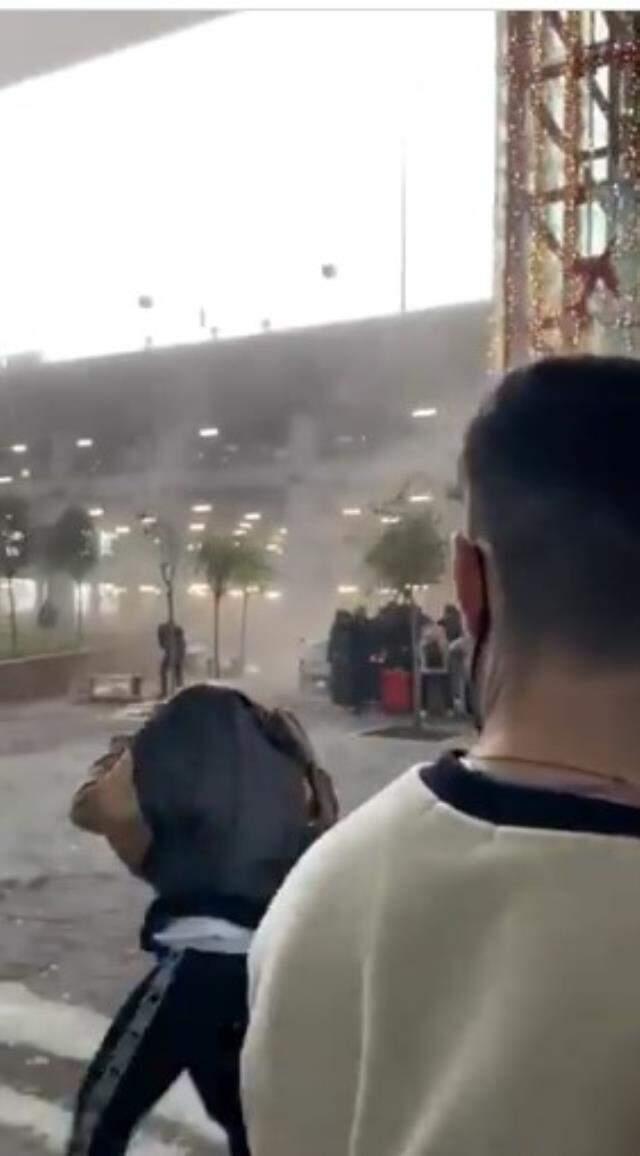 Uçakların inemediği İstanbul Havalimanı'nda fırtınanın şiddetini gösteren görüntü! İnsanlar uçmamak için etrafa tutuldu