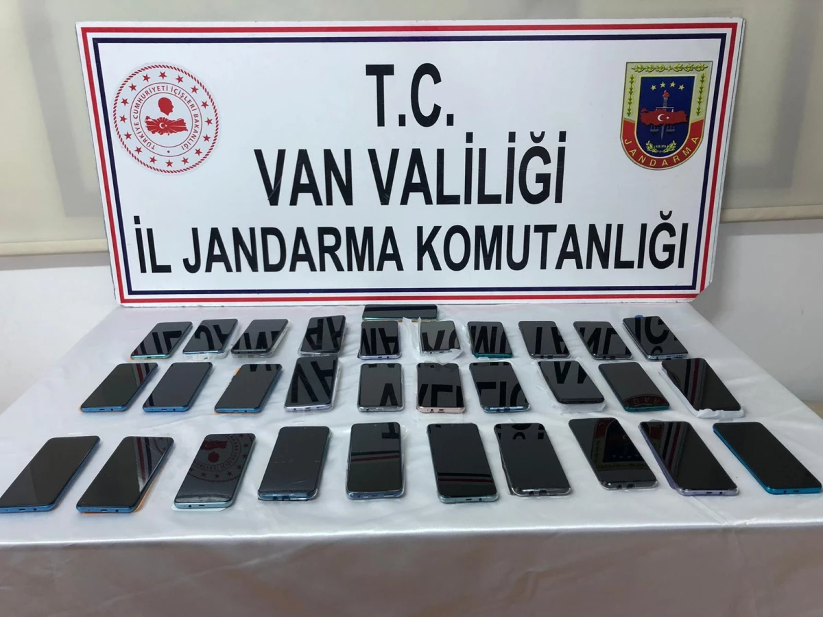 Van'da gümrük kaçağı 31 cep telefonu ele geçirildi
