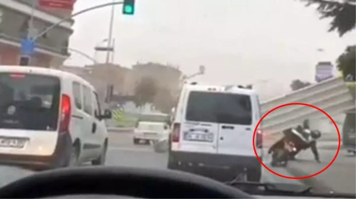 Şiddetli rüzgar nedeniyle yola uçan çatı motorcunun kafasına düştü