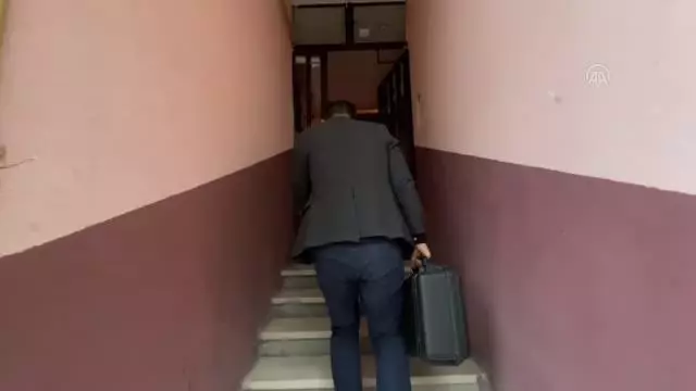 85 yaşındaki Enbiye teyzenin nüfus cüzdanı işlemleri evinde yapıldı