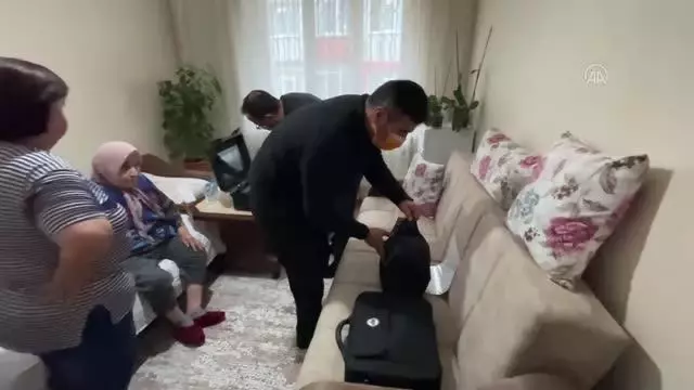 85 yaşındaki Enbiye teyzenin nüfus cüzdanı işlemleri evinde yapıldı