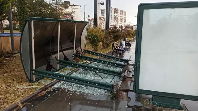 Kahramankazan'da fırtına otobüs durağını devirdi