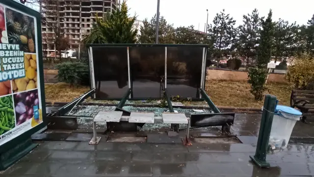 Kahramankazan'da fırtına otobüs durağını devirdi
