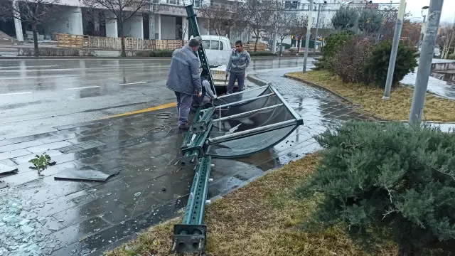 Kahramankazan'da fırtına otobüs durağını devirdi