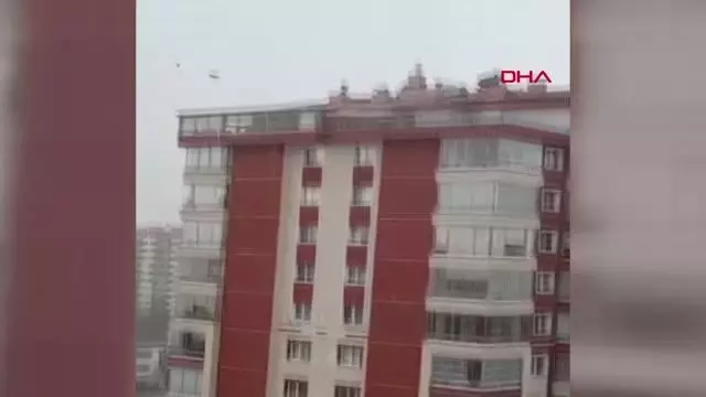 Ankara'da kuvvetli rüzgar çatıları uçurdu