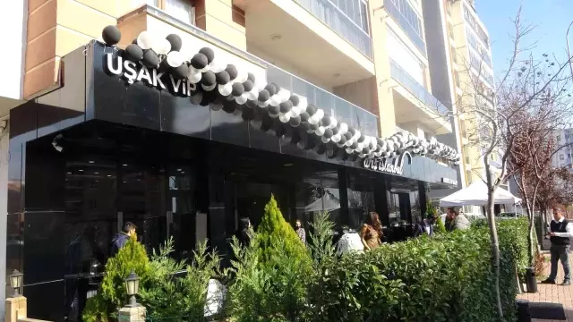 Aris İstanbul, Uşak şubesinin 1. yaşını Hande Yener ile kutladı