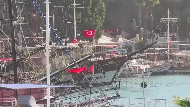 Bazı tatilciler dalgalara rağmen denize girdi