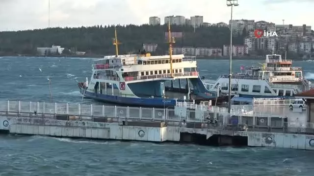 Çanakkale Boğazı'nda feribot seferleri geçici olarak durduruldu