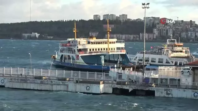 Çanakkale Boğazı'nda feribot seferleri geçici olarak durduruldu