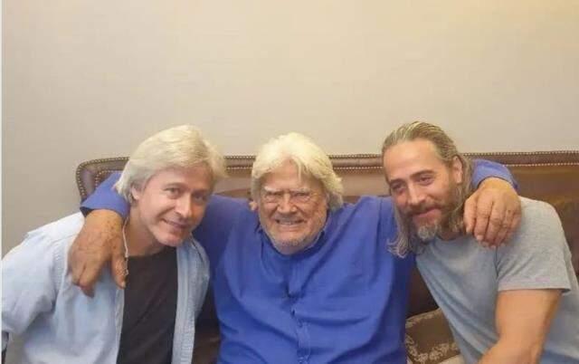 Cüneyt Arkın oğullarıyla poz verdi Cüneyt Arkın oğullarıyla poz verdi