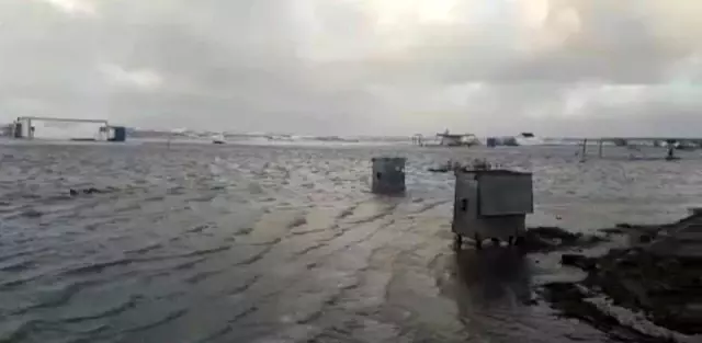 Deniz taştı, yollar kapandı suyun evlere girmesine ramak kaldı
