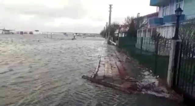 Deniz taştı, yollar kapandı suyun evlere girmesine ramak kaldı