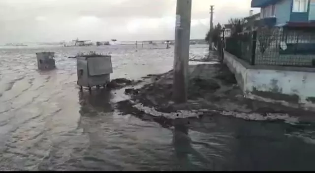 Deniz taştı, yollar kapandı suyun evlere girmesine ramak kaldı