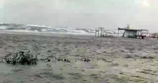 Deniz taştı, yollar kapandı suyun evlere girmesine ramak kaldı