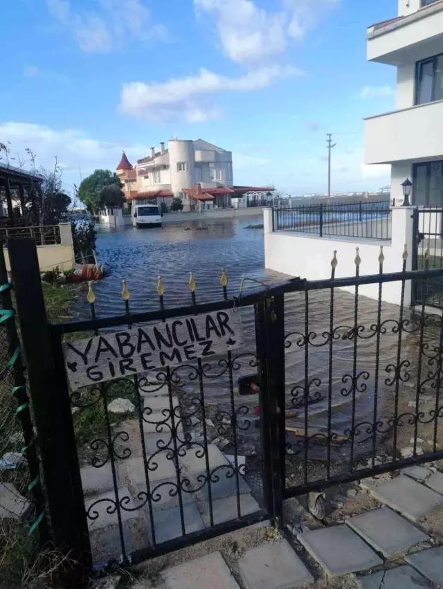 Deniz taştı, yollar kapandı suyun evlere girmesine ramak kaldı