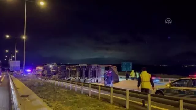 Devrilen tırdaki 2 kişi yaralandı