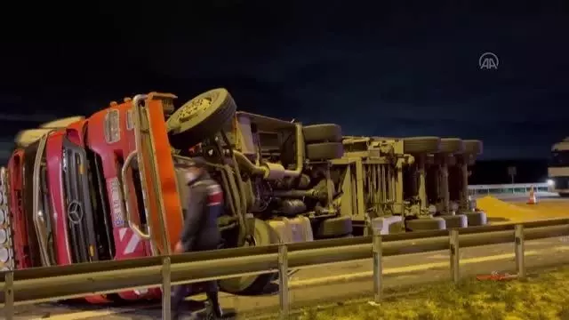 Devrilen tırdaki 2 kişi yaralandı