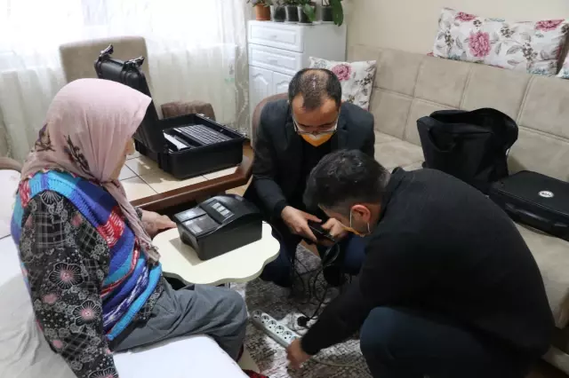 85 yaşındaki Enbiye teyzenin nüfus cüzdanı işlemleri evinde yapıldı
