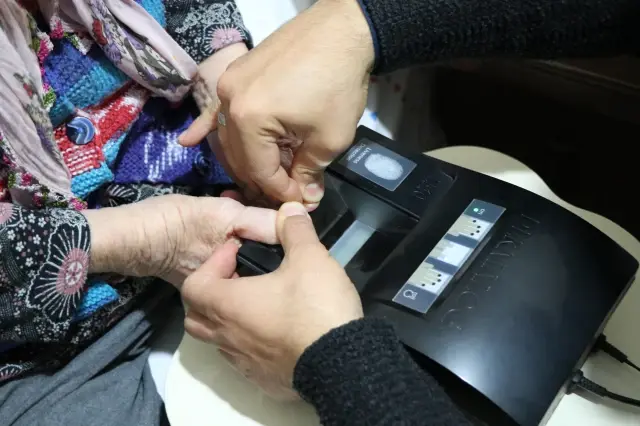 85 yaşındaki Enbiye teyzenin nüfus cüzdanı işlemleri evinde yapıldı