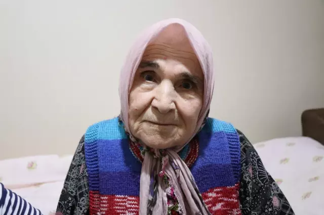 85 yaşındaki Enbiye teyzenin nüfus cüzdanı işlemleri evinde yapıldı