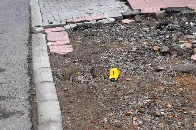 İki katlı ev kurşunların hedefi oldu